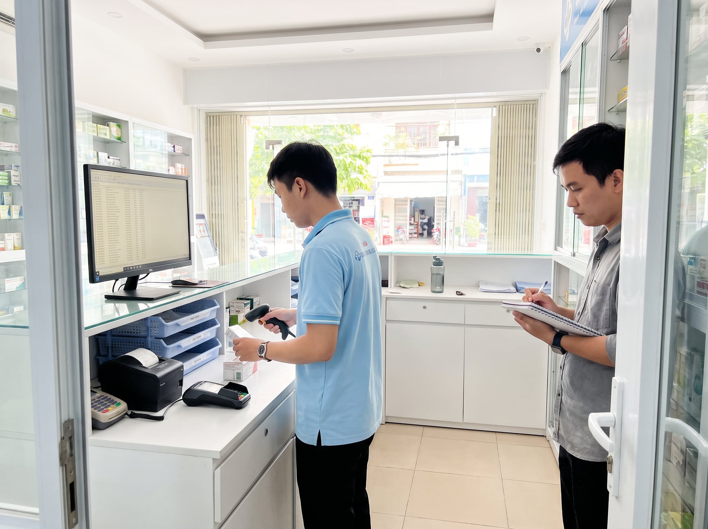 Buổi đi thực địa: người phân tích ghi chép bên cạnh nhân viên đang làm việc trên hệ thống