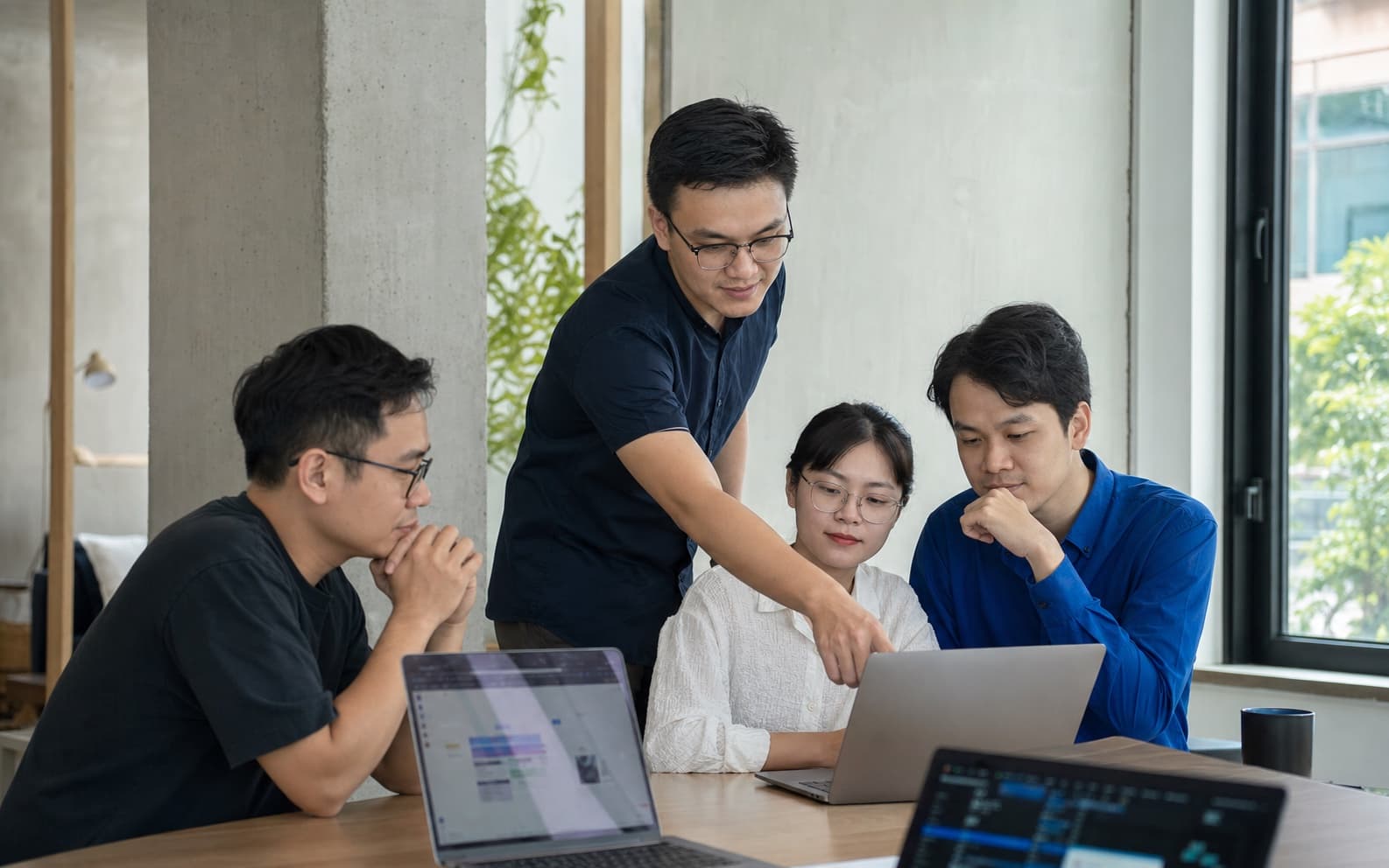 Nhóm chuyên gia phần mềm trao đổi trong một buổi workshop sản phẩm